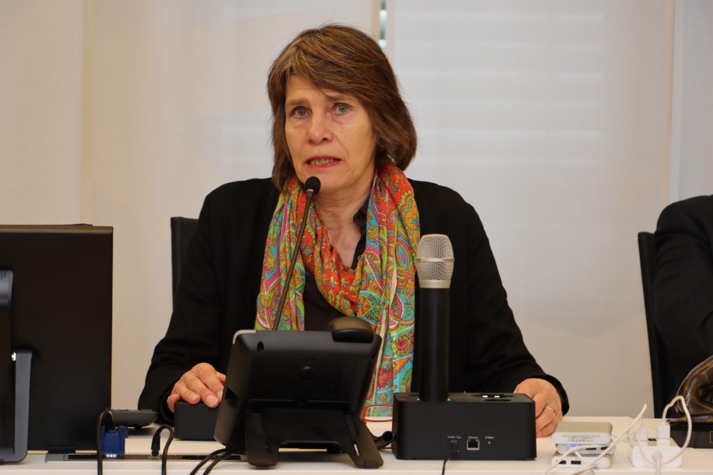 Die Pharmazie-Historikerin Dr. Sylvia Wagner schockiert auf der Pressekonferenz in Wülfrath-Aprath mit harten Fakten. Foto: Michael Millgramm