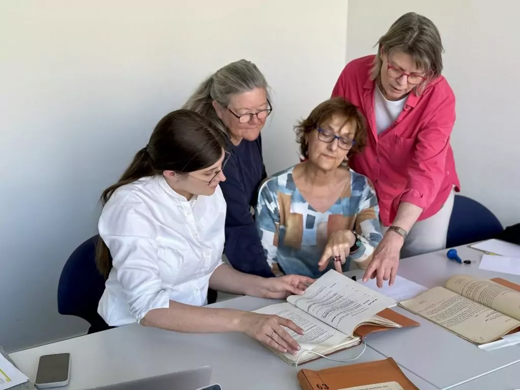 4. April 2025, LWL-Archivamt für Westfalen, Verschickungskinder recherchieren gemeinsam in Verschickungsakten. Foto: Detlef Lichtrauter
