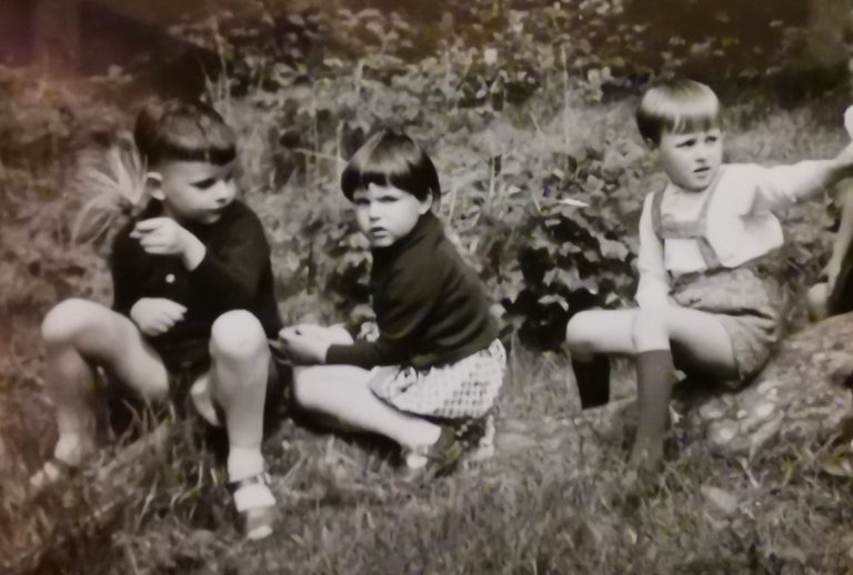 Alexander (re.) neben seiner Schwester, 1965 im Seehospiz Kaiserin Friedrich auf Norderney