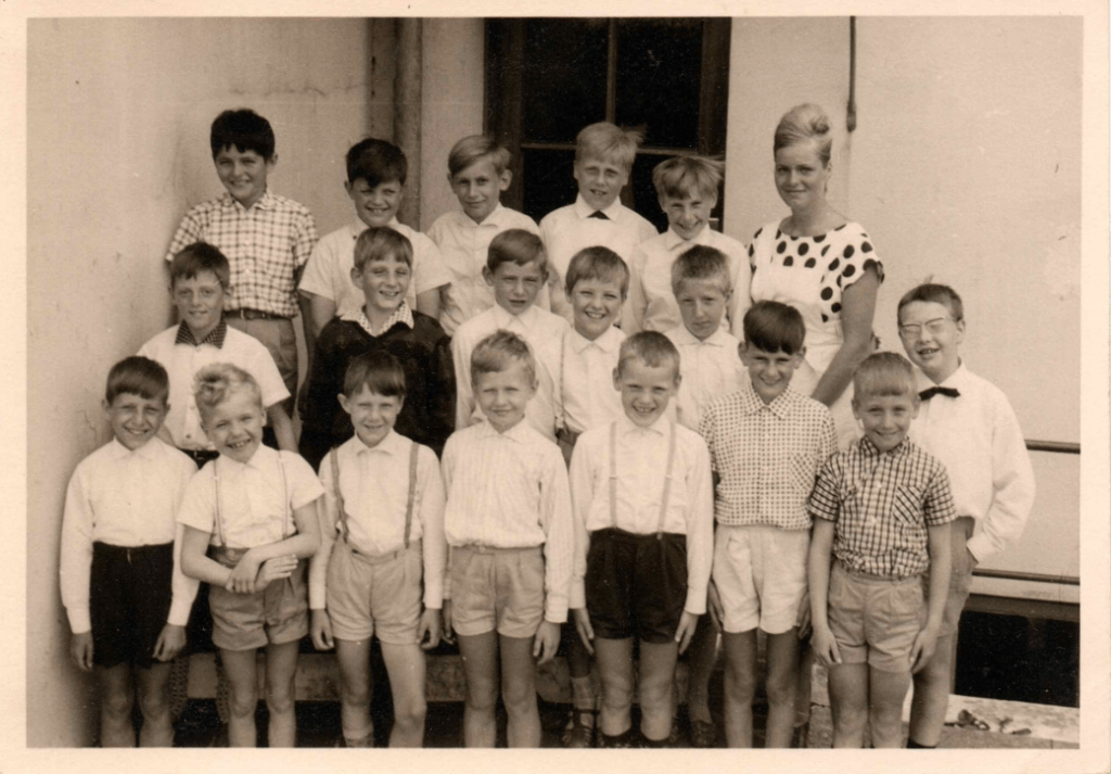 Oberes Foto: Nur meine Gruppe mit unserer Erzieherin (?) "Tante Christine"; ich stehe in der ersten Reihe ganz links.