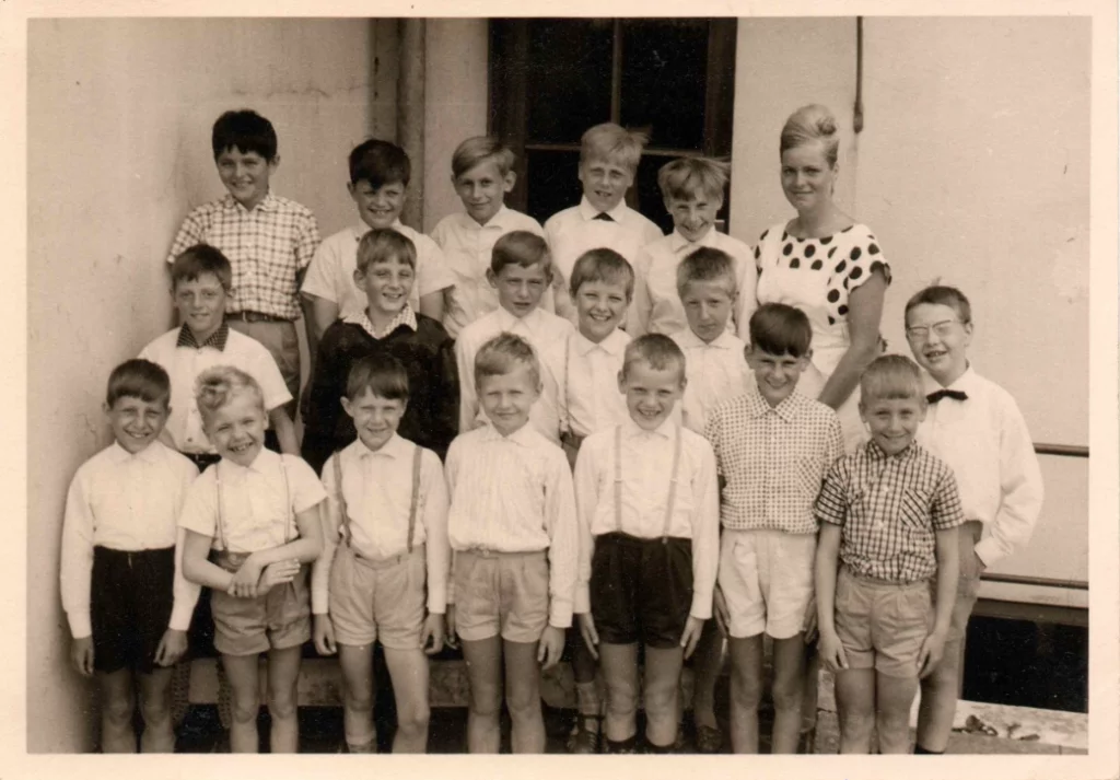 Oberes Foto: Nur meine Gruppe mit unserer Erzieherin (?) "Tante Christine"; ich stehe in der ersten Reihe ganz links.