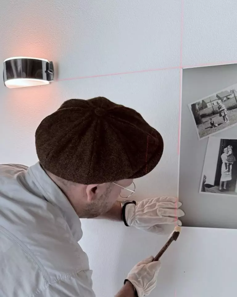 Foto: Jeanette Metz, Aufbau Fotoausstellung "In fremden Händen", Bad Sassendorf Juli 2026
