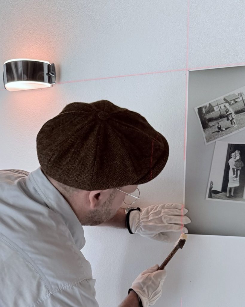 Foto: Jeanette Metz, Aufbau Fotoausstellung "In fremden Händen", Bad Sassendorf Juli 2026