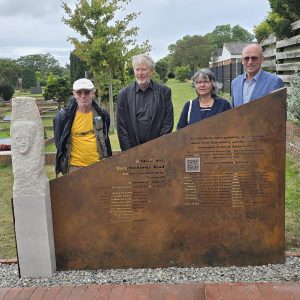 Foto: Stefan Müller Ihnen ist das Denkmal zu verdanken (von links): Bildhauer und Verschickungskind Friedhelm Welge, Pastor Schulze (ev- lutherische Kirchengemeinde Borkum), Silke Ottersbach und Uwe Rüddenklau von der Borkum-Austauschgruppe / Foto: Stefan Müller