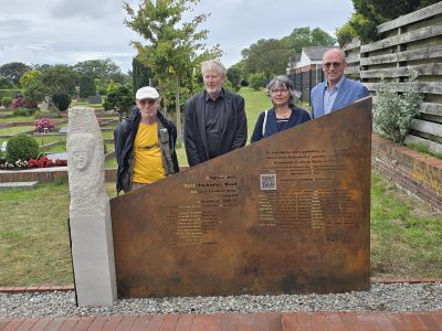 Ihnen ist das Denkmal zu verdanken (von links): Bildhauer und Verschickungskind Friedhelm Welge, Pastor Schulze (ev- lutherische Kirchengemeinde Borkum), Silke Ottersbach und Uwe Rüddenklau von der Borkum-Austauschgruppe / Foto: Stefan Müller