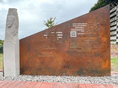 Die Erinnerungsskulptur für Verschickungskinder auf Borkum mit Muschelfeld als Ort der Begegnung und des Gedenkens.