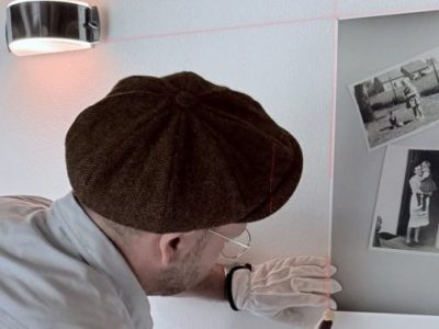 Foto: Jeanette Metz, Aufbau Fotoausstellung "In fremden Händen", Bad Sassendorf Juli 2026