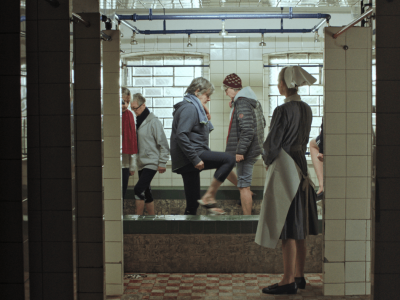 Ehemalige Heimkinder verarbeiten ihre Erinnerungen an die Zeit in Johannaberg zu Szenen – hier beim „Wassertreten“ © Léa Morelli