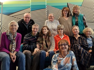 Die Teilnehmer:innen der Fortbildung „Positive Psychologie fürs Ehrenamt“ mit Leiterin Maria Dickmeis (rechts vorne)