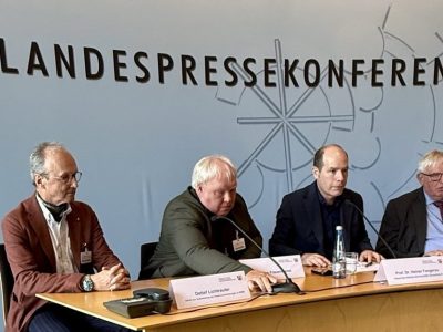 Landespressekonferenz am 10.09.2025 zur Veröffentlichung der Studie zum Missbräuchlichen Medikamenteneinsatz bei Kindern und Jugendlichen in NRW zwischen 1946 und 1980, v.l.n.r.: Detlef Lichtrauter (AKV-NRW e.V.), Thomas Frauendienst, Prof. Dr. Heiner Fangerau, Minister Karl-Josef Laumann